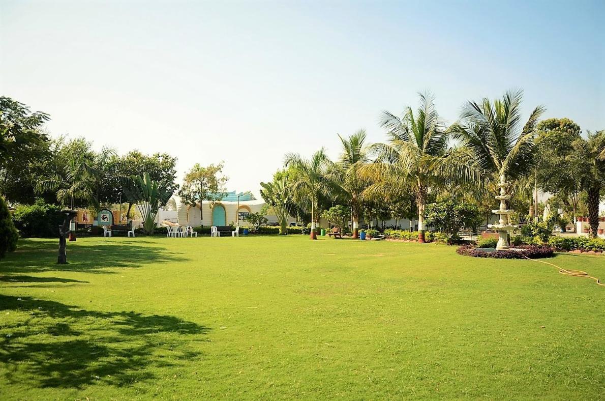 Royal Club & Resort Ахмедабад Экстерьер фото