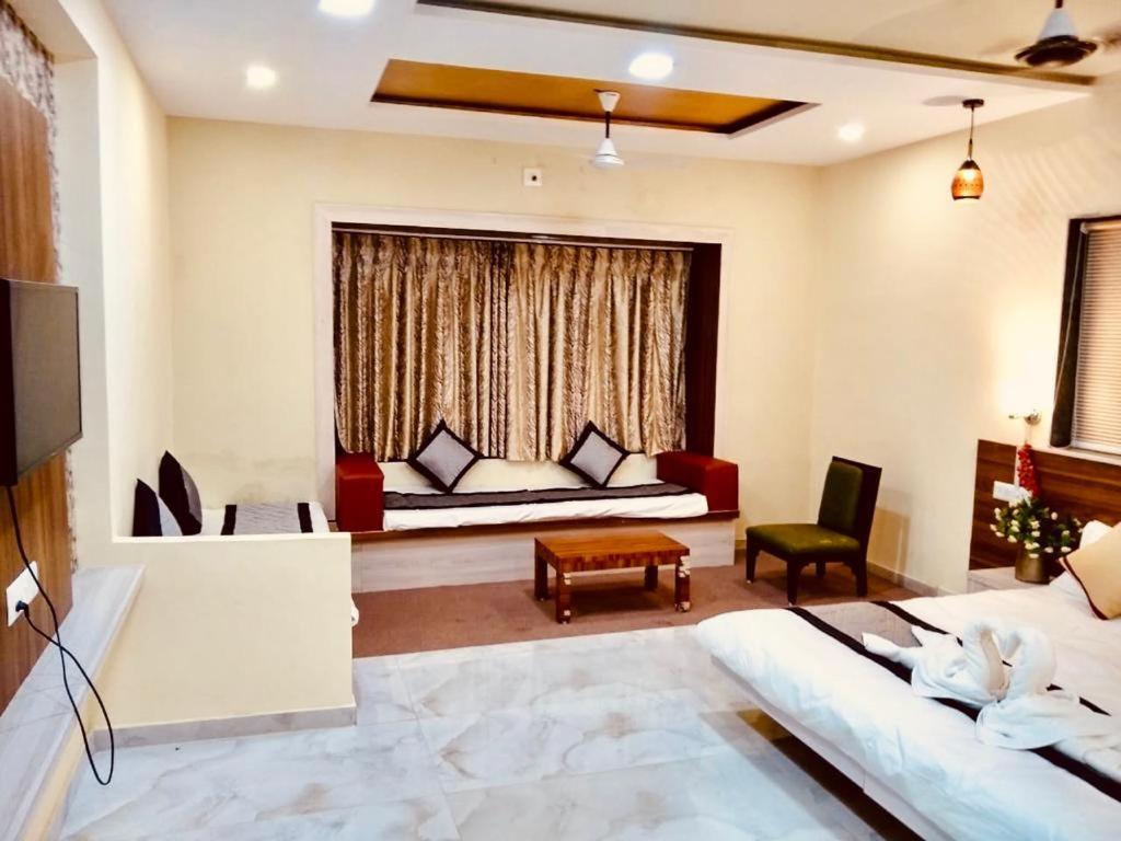 Royal Club & Resort Ахмедабад Экстерьер фото
